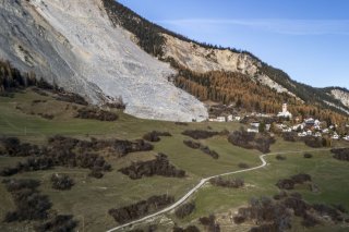 Vingt-cinq ménages veulent quitter le village menacé de Brienz (Archives). KEYSTONE/TIL BUERGY